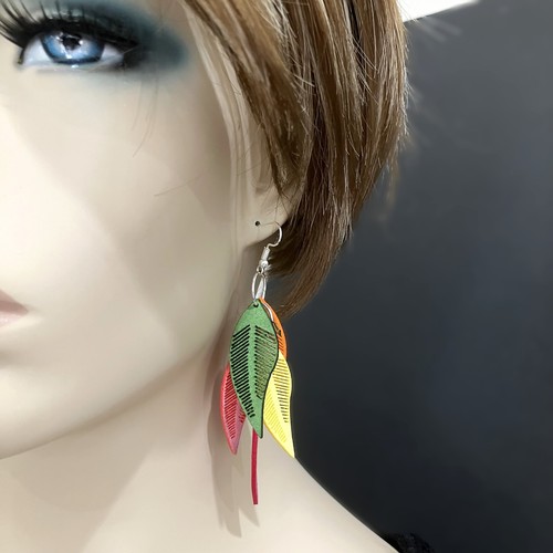 Orecchini colorati a forma di piuma ritagliati in ecopelle, fatti a mano, moda estiva - Foto 2 di 3