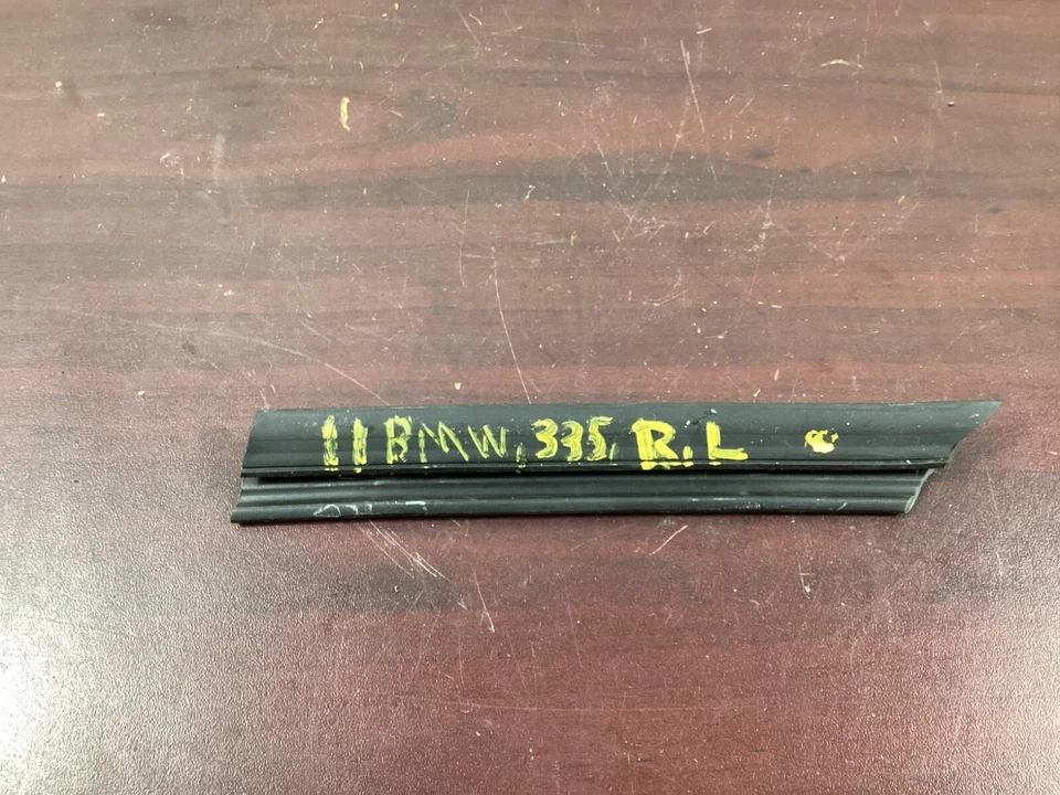 BMW 335I 2009-2016 puerta trasera izquierda cuarto ventana sello de resistencia fabricante de equipos originales. Foto 3 de 4