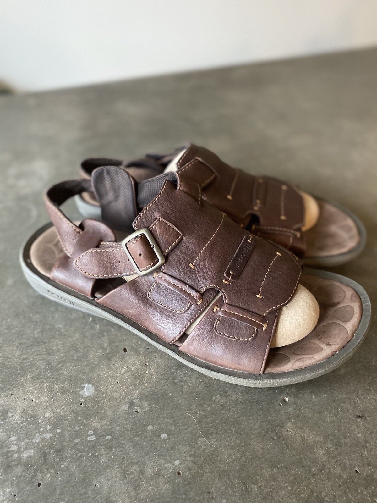 Sandali da uomo marroni Merrell Nuova Delhi in pelle taglia 12 J33129 Fisherman