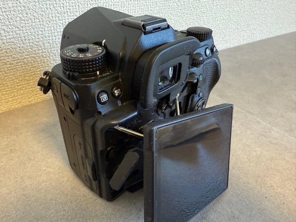 Cámara de fotograma completo Pentax K-1 DSLR con 2 lentes, LCD inclinable, 2 baterías, caja Foto 4 de 4