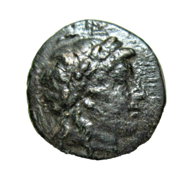 SELEUCID KINGDOM, AE 17, ANTIOCHOS II THEOS 261-246 BC. SARDES. APOLLO/ TRIPOD  