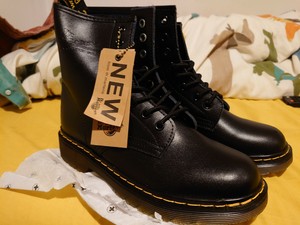 dr martens black boots size 6