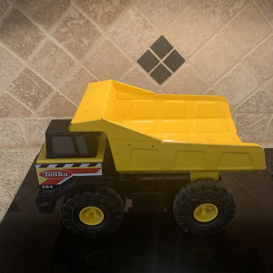 Camión de volteo Tonka # 354 Mighty metal prensado acero amarillo Hasbro 16" 2012 Foto 2 de 4