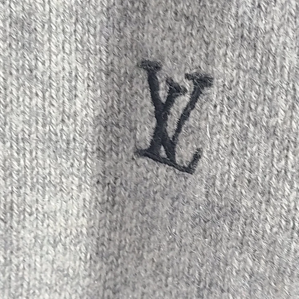 Suéter Louis Vuitton Para Hombre Cachemira Pura Cuello en V Suave Hecho en Italia Gris Talla S Foto 4 de 4