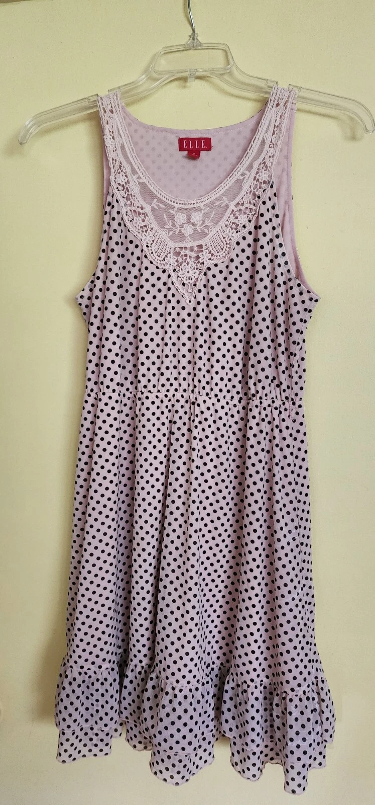 VETEMENTS Abito ELLE rosa e marrone a pois SS. Scollo a V look ricamo. Fondo con volant.