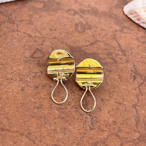 Estate 14KT Yellow Gold Shiny Ribbed Shell Round Domed Omega Back Earrings - Picture 4 of 9
