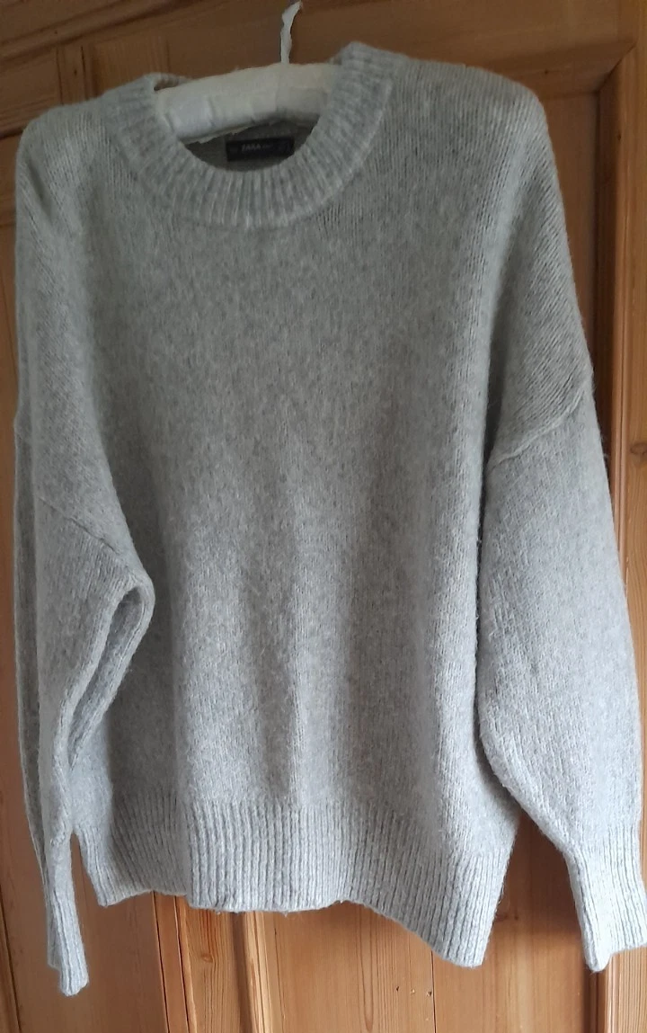 ZARA KNIT LIGHT GREY OVERSIZED JUMPER. SIZE M. V.G.C.
