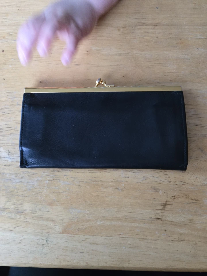 Carteira Rolfs couro de bezerro preta com detalhes dourados década de 1980 - Imagem 4 de 4