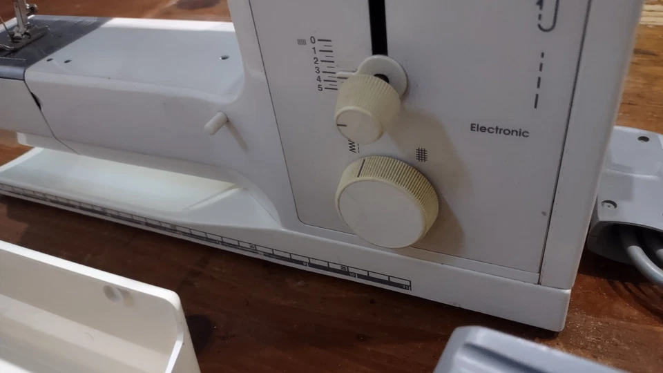 Máquina de Coser Bernina 1006 con Pedal, Cubierta, Accesorios, Probada ENVÍO GRATUITO Foto 4 de 4