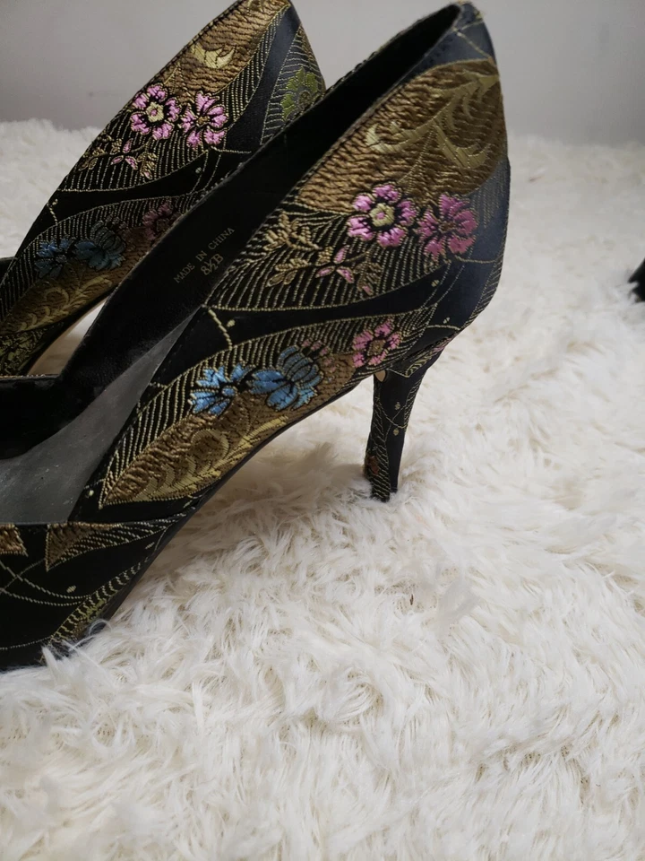 Zapatos de salón vintage Caparros floral punta talla 8,5B negro y dorado satinado Foto 3 de 4