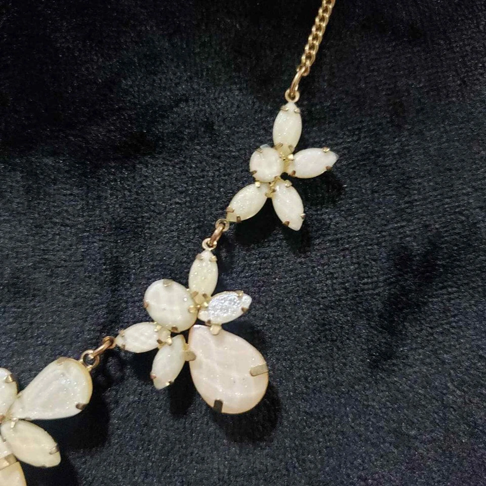 Collar llamativo de moda con cuentas florales blancas de Claire's para mujer Foto 3 de 4