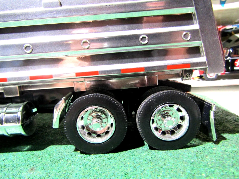 Nuevo Ray - Camión de volteo Kenworth grande escala 1/32 - Caja diecast W900 se mueve hacia arriba/abajo Foto 3 de 4