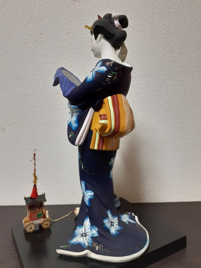 [Traditional Japanese Beauty] Hakata Geisha Doll with Miniature