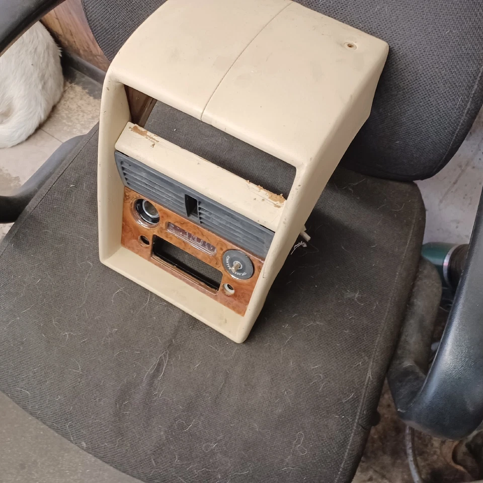 Rolls Royce Silver Shadow II 1980 consola central debajo del tablero usado Foto 3 de 4