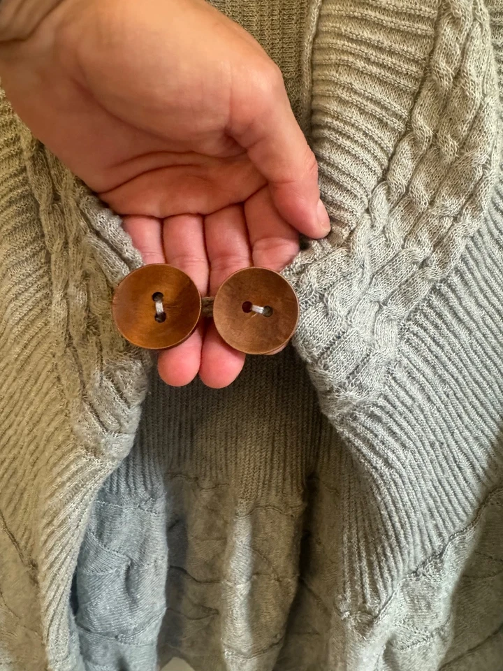 Suéter Cecico Grande Grueso Tejido con Cable Botón Gris Talla M Mediano  Foto 2 de 3