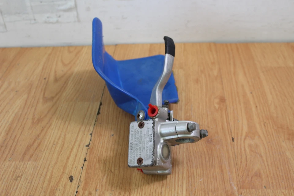 Главный цилиндр переднего тормоза 1994 SUZUKI DR350SE с рычагом и ручной защитой - Изображение 2 из 4