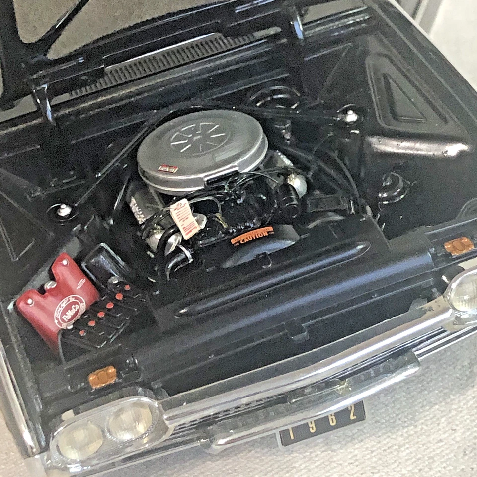 Coche fundido a presión Danbury como nuevo, Ford Thunderbird Landau 1962 cupé negro edición limitada Foto 4 de 4