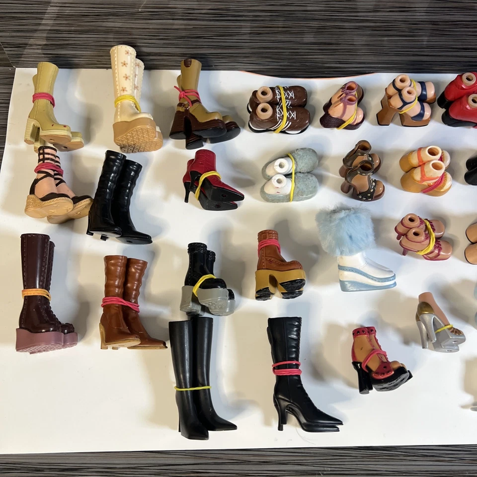 Bratz Lote 34 Pares de Zapatos, Botas, Tacones, Pies Colores Mezclados Foto 2 de 4