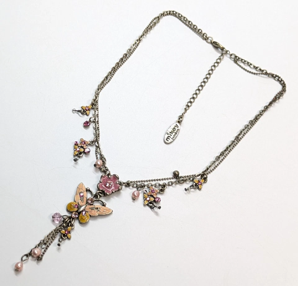 Collar Mikey London Colgante Esmalte Mariposa Rosa Estrás Perla Tono Plata Foto 3 de 4