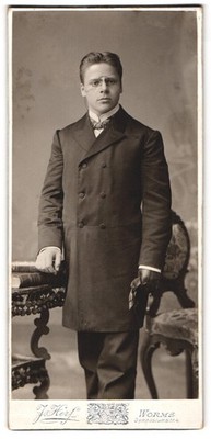 Fotografie J. Herf, Worms, Gymnasiumstr. 4, Junger Herr in eleganter Kleidung m 