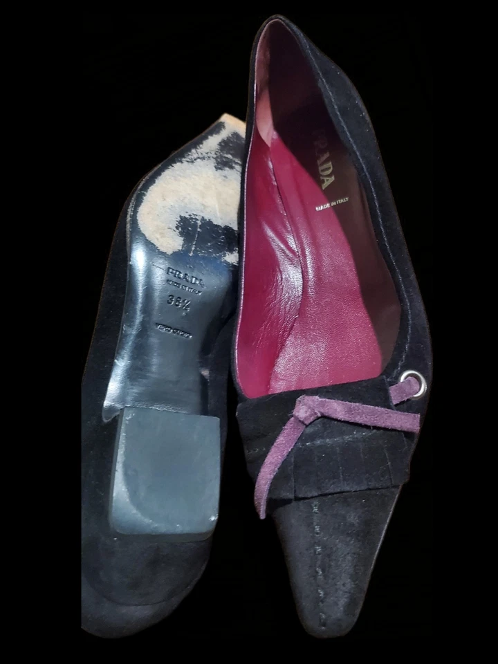 Estos son zapatos planos de ballet de gamuza negros Prada con acento de lazo. 38 1/2 Foto 2 de 3