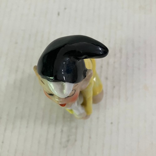 Vintage Nippon Yoko Boeki Co. Yellow Elf Pulling Beard Figurine, Japan, 1940s - Picture 5 of 6