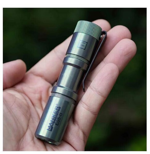 Torcia elettrica Mankerlight E05 II Ti-Colorful Titanium EDC 1300 lumen 14500 AA - Foto 25 di 29