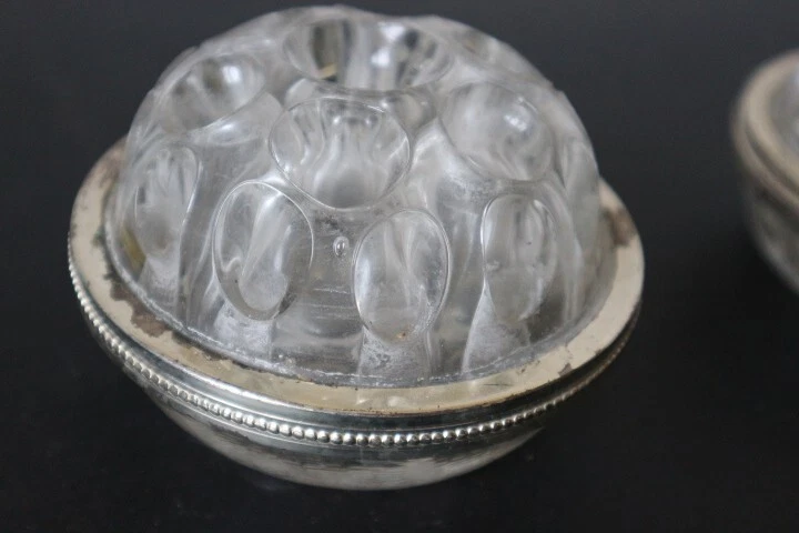 Ancien Vase Pique-fleurs En Verre Moulé Transparent - Boule à 8 Trous