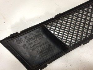 BMW 1 E82 vorne Stoßstange unten Mitte Gitter 51117178710 7178710