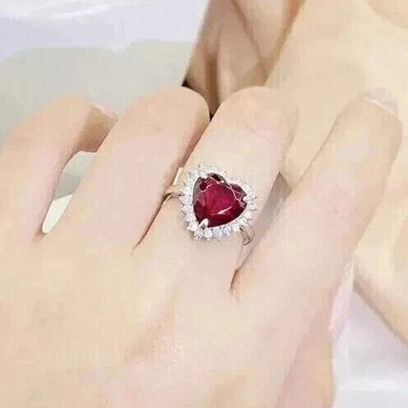 Alianza de oro blanco de 14 quilates con halo de diamantes y rubí rojo corte corazón de 4 quilates talla grande 6-12 Foto 4 de 4