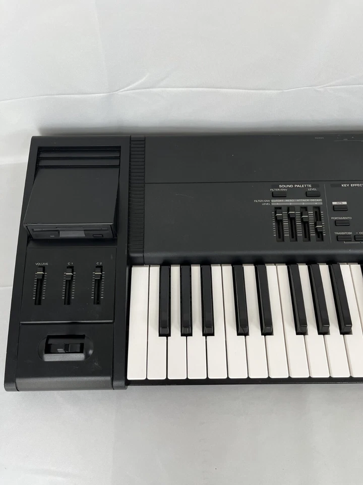 JUNK Roland XP-80 76 key synthesizer 23333 - Image 2 of 4