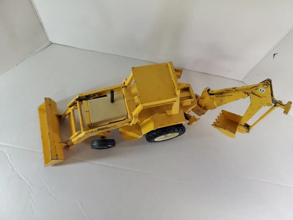 Vintage ERTL 1/16 International Harvester #472 Backhoe Loader Tractor Adjustable - Image 2 of 4