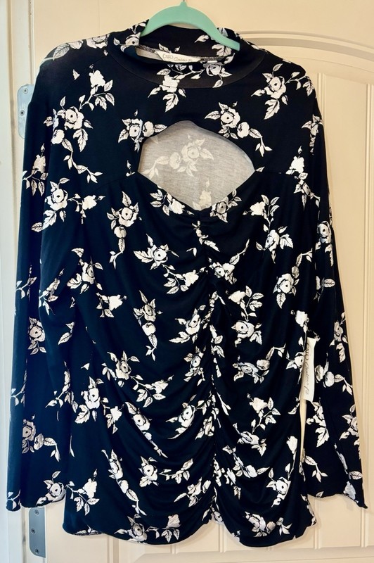 Women’s Cato Contour Fit size 26/28 Long Sleeve Floral Ruched Top Cut Out Front