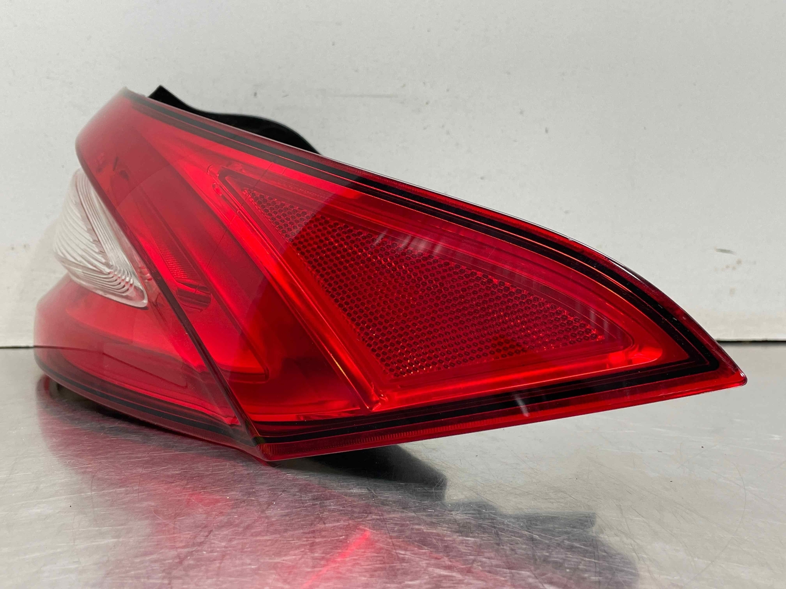 2017 Maserati Levante Taillight Lamp Passenger Right Quarter Mount OEM 20670202