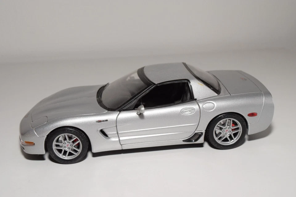 X 1:18 MAISTO CHEVROLET CORVETTE CINZA METÁLICO ESTADO QUASE PERFEITO - Imagem 2 de 4