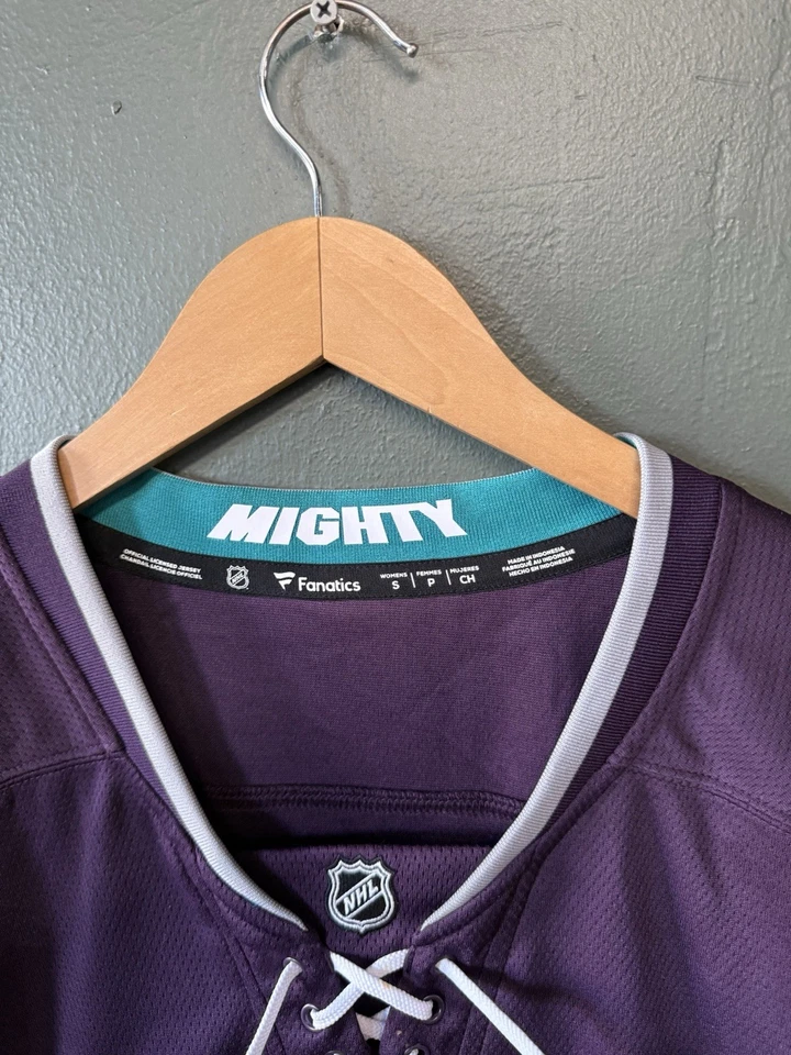 Camiseta para mujer Anaheim Duck's Fanatics pequeña púrpura bordada Foto 3 de 3