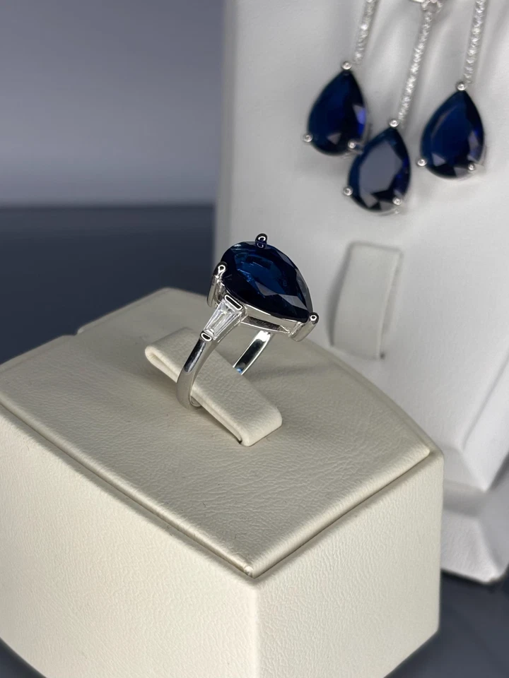 Juego de pendientes colgantes y anillos de zafiro creados en laboratorio de peras enchapados en oro blanco de 14 k Foto 2 de 4