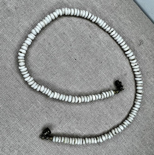 Antique Original 1970s Hawaiian 4-5mm Puka Shell 15” Choker Necklace. - Picture 3 of 5