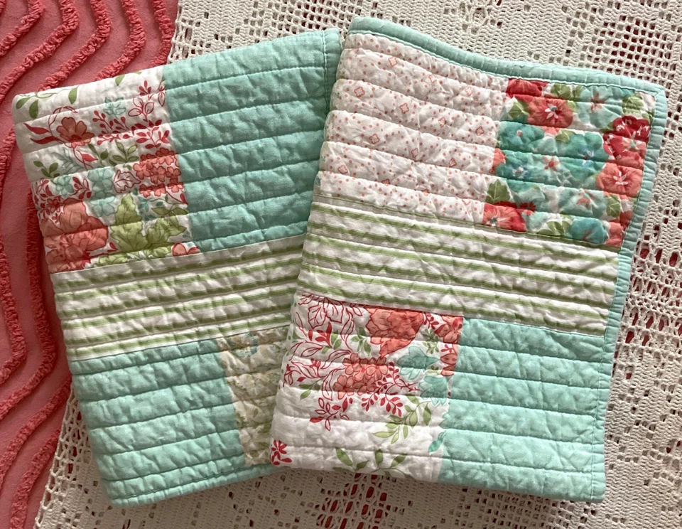 MARTHA STEWART 2 FUNDAS~COLCHA POSEY DE RETAZOS DE AGUA Y CORAL~ALGODÓN TALLA ESTÁNDAR EXCELENTE Foto 2 de 4