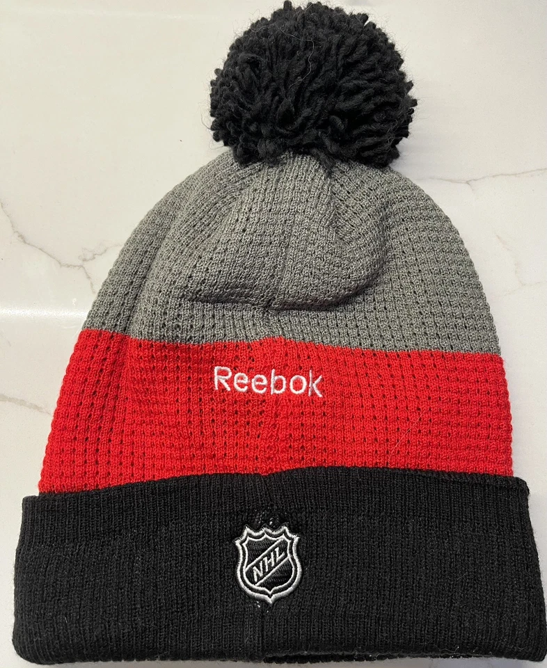 Nuevo Reebok Chicago Blackhawks NHL Hockey Waffle Tejido Pom Pom Invierno Sombrero Gorro Foto 2 de 4