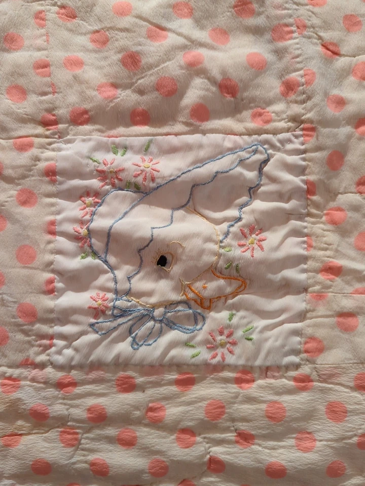 Edredón de cuna de bebé bordado a mano acolchado a mano 38x47 1950 de colección Foto 2 de 4