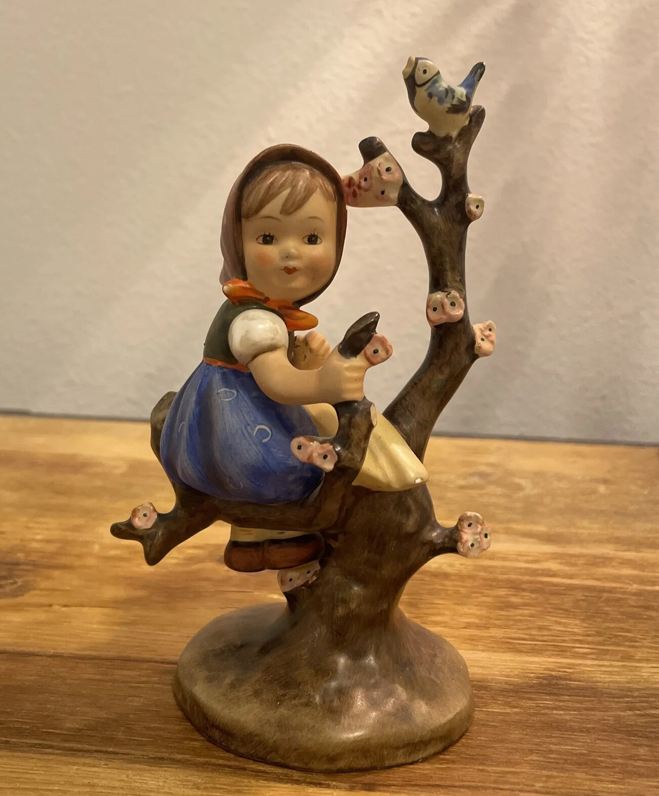 Hummel vintage collectable "Apple Tree Girl #141 Full Big Bee 1950s READ DAMAGED