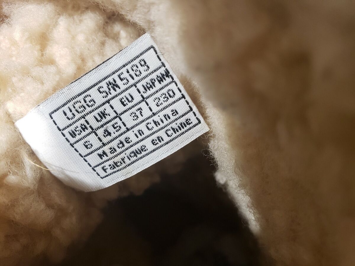 UGG Womens Size 6 Classic Short Rainier Fur Sheepskin Cuff UGG Womens Size 6 Classic Short Rainier Fur Sheepskin Cuff