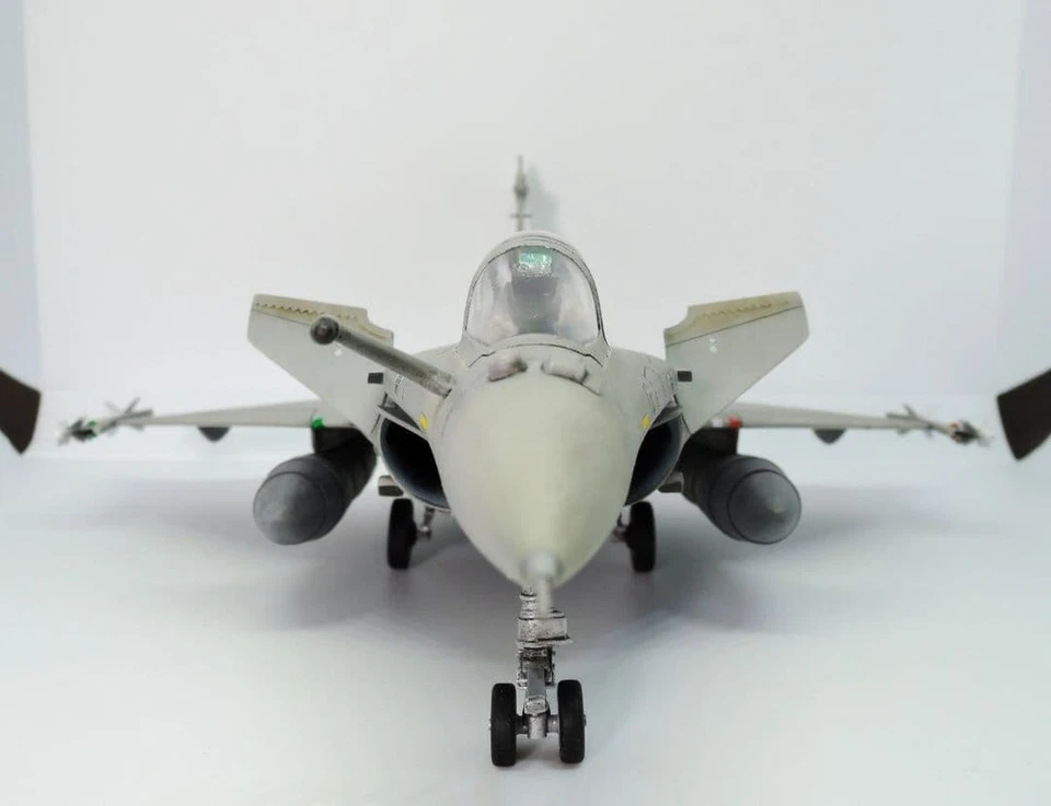 Costruito e dipinto Platz 1/72 Rafale M caccia basato su portaerei della... - Immagine 4 di 4