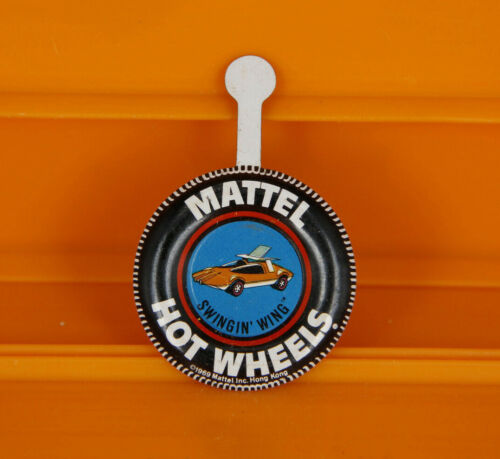 Hot Wheels - 1970 - SWINGIN' WING - Button / Tin Badge - Redline - Hong Kong - Picture 1 of 2