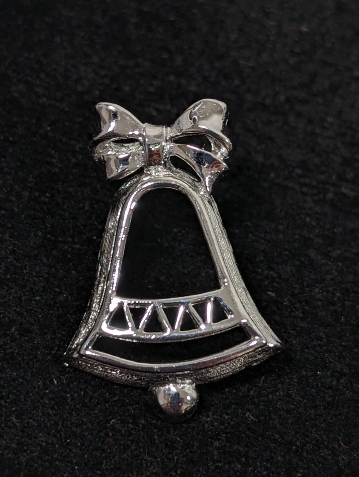 Broche prendedor pequeño campana de Navidad tono plata vintage Avon Foto 2 de 4