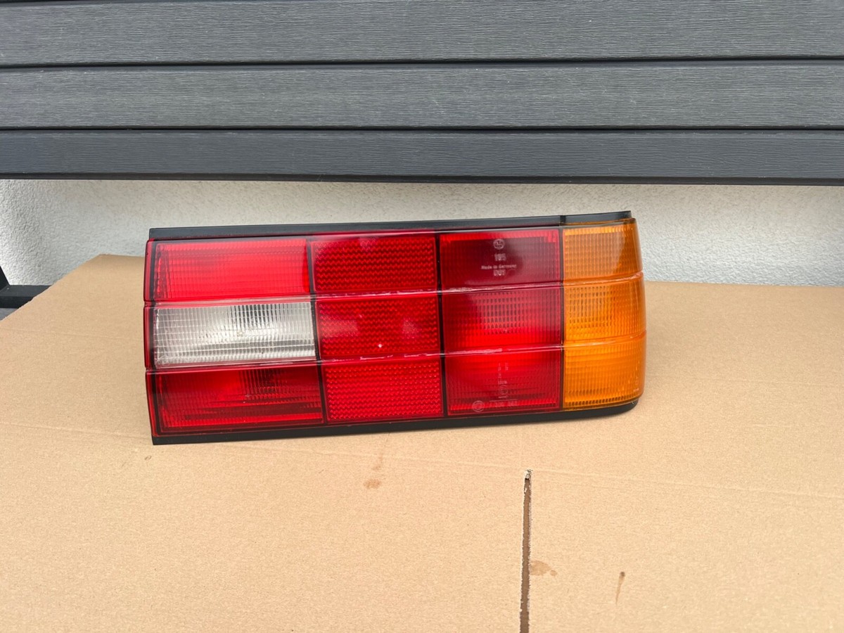 BMW320i E30テールランプ右 BMW E30 REAR RIGHT TAIL LAMP LIGHT OEM