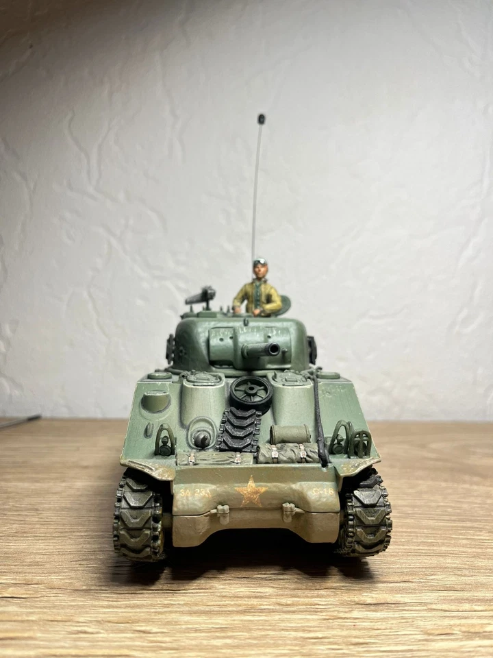 Unimax Forces of Valor 1:32 US M4A3 Sherman-Panzer, Bastogne 1945 modelo de vitrina - Imagen 2 de 4