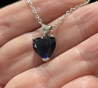 Atemberaubender Sterling und tiefblau herzförmiger Kristall Anhänger in 17'' Kette