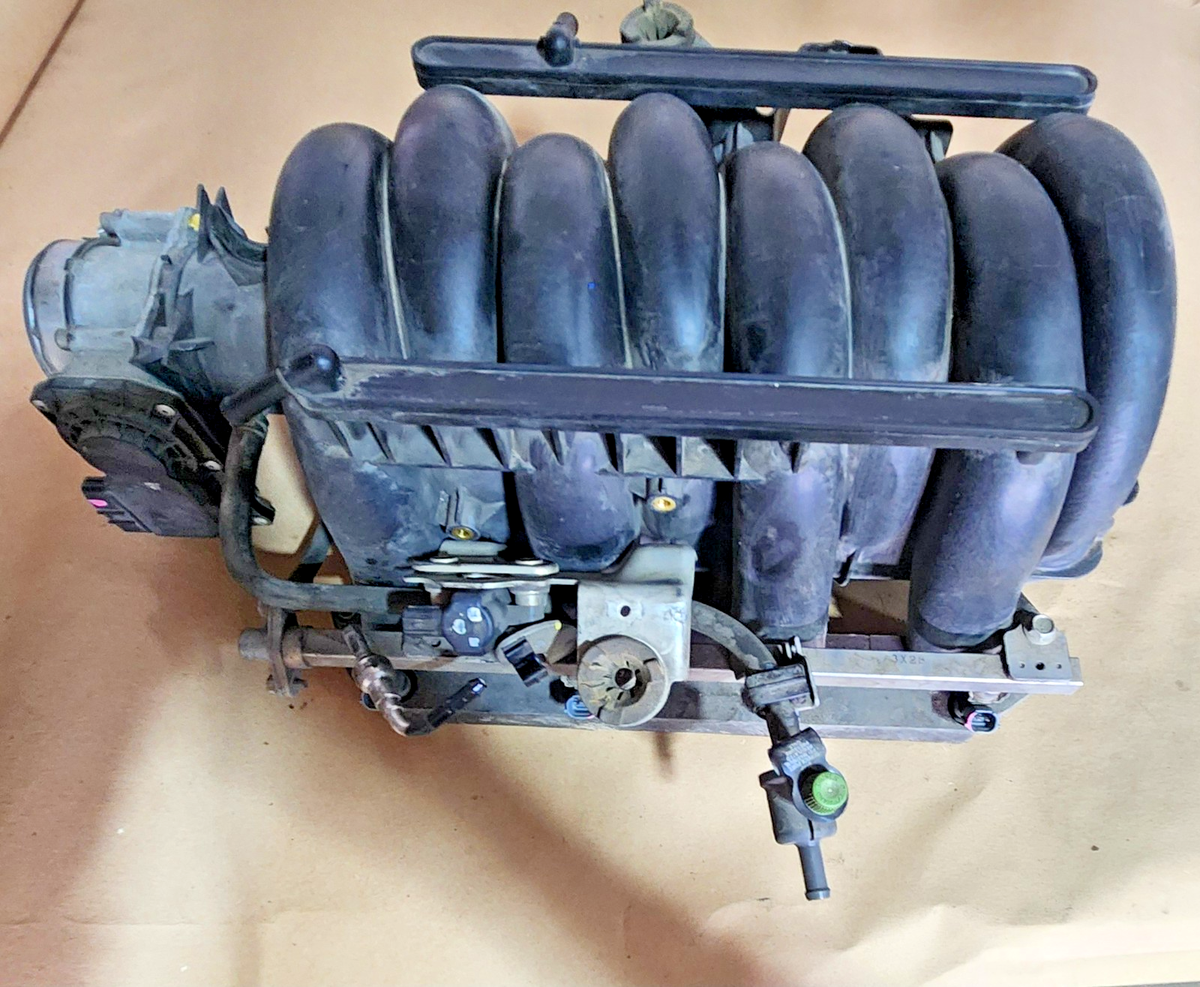 マカン　1/4 2006-2015 NISSAN ARMADA, NV, TITAN & PATHFINDER INTAKE MANIFOLD